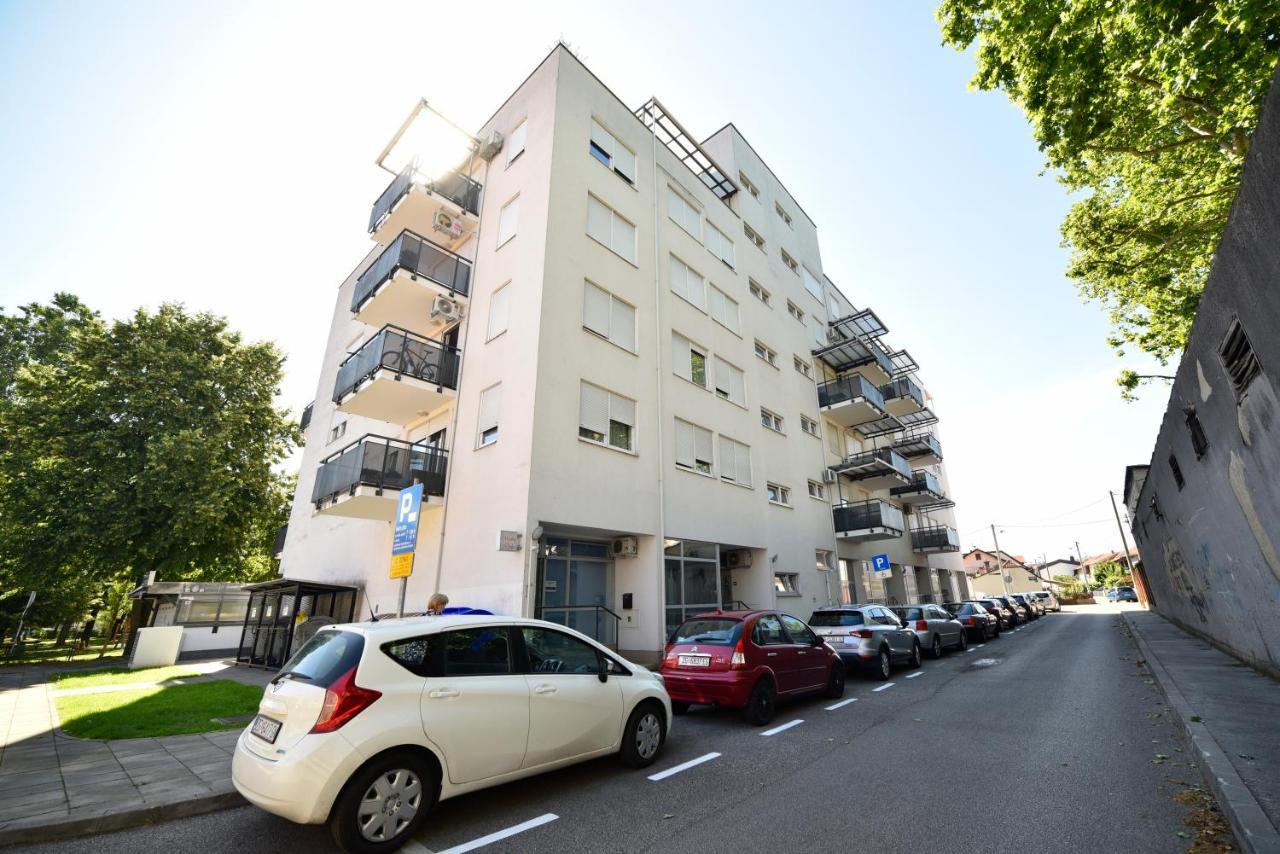 Block Apartment Park With Private Garage Parking Zagreb Exterior photo